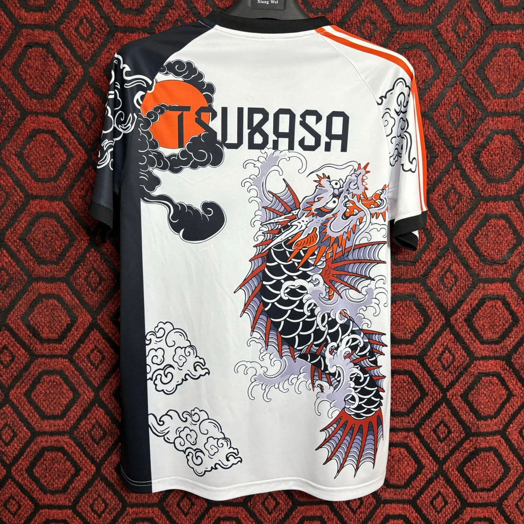Maillot de football 24/25 Japon blanc Le 12 -ème Maillot, détail du design et logo sur le devant, vue de face.