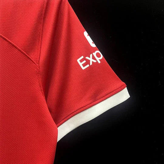 Maillot domicile Liverpool 2023 2024 Le 12 -ème Maillot, maillot de football rouge avec logo et détails du club.