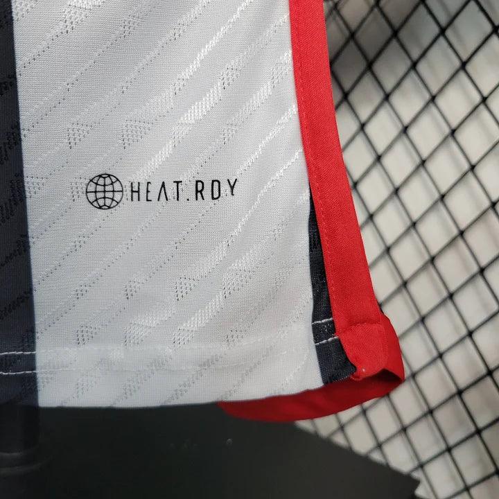 Maillot Manchester United 2023 2024 Le 12 -ème Maillot, vue de face, avec logo et détails en rouge et blanc.