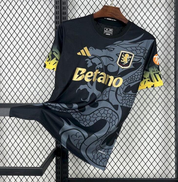Maillot extérieur Aston Villa 2025-26, bleu avec logo de l'équipe, fabriqué par Le 12 -ème Maillot, vue de face.