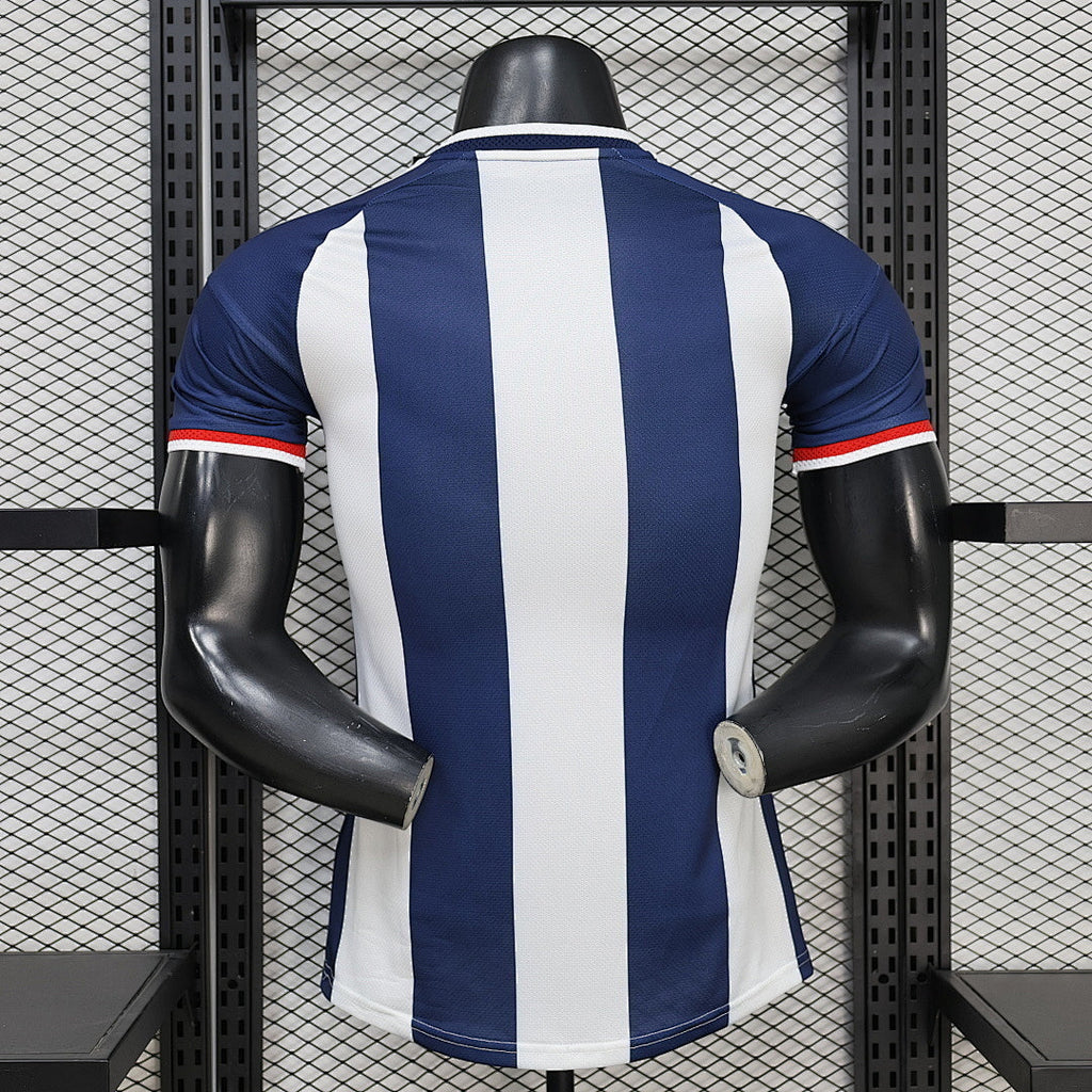Maillot de football Écosse Concept 2026 de la marque Le 12 -ème Maillot, design moderne avec les couleurs traditionnelles écossaises.