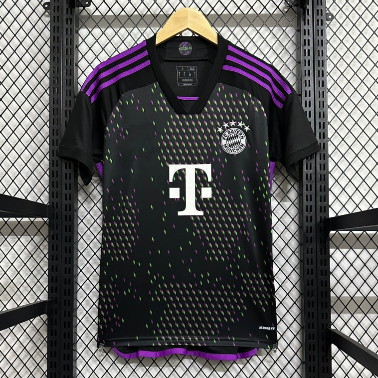 Maillot extérieur du Bayern Munich 2023-2024, version Le 12-ème Maillot, en tissu avec logo et détails graphiques.