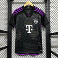 Maillot extérieur du Bayern Munich 2023-2024, version Le 12-ème Maillot, en tissu avec logo et détails graphiques.