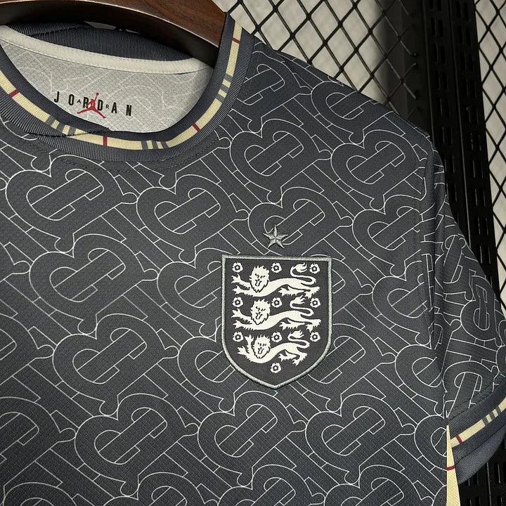 Maillot de football Angleterre Le 12 -ème, design concept Burberry 2024-2025, avec motifs classiques et détails élégants.