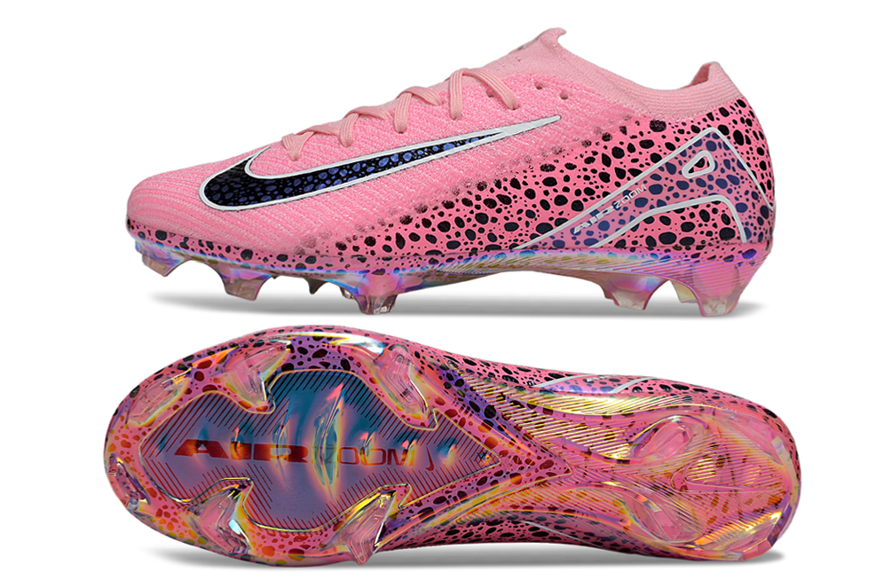 Crampons Mercurial Vapor XV Elite de Le 12 -ème Maillot, vue de face avec crampons en métal, chaussure de football professionnelle.