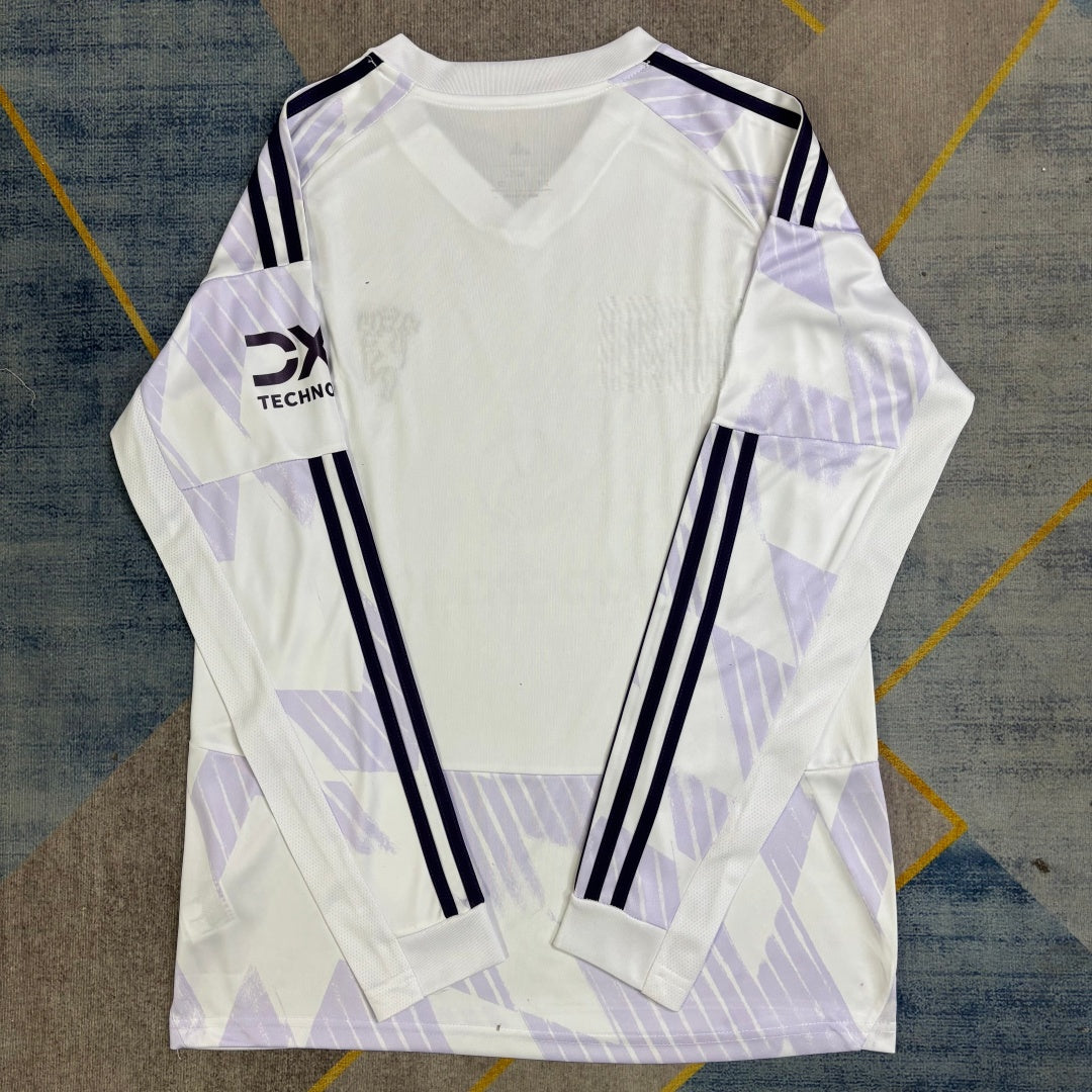 Maillot extérieur Manchester United 25/26 à manches longues, marque Le 12 -ème Maillot, vue de face.