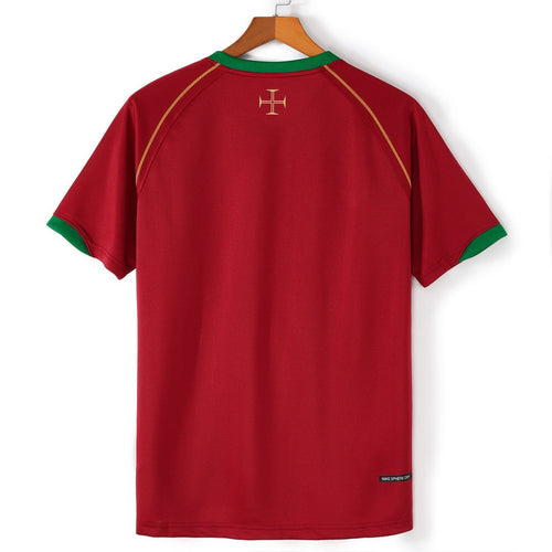 Maillot domicile rétro du Portugal 2006, marque Le 12 -ème Maillot, en coton rouge et vert avec logo national.