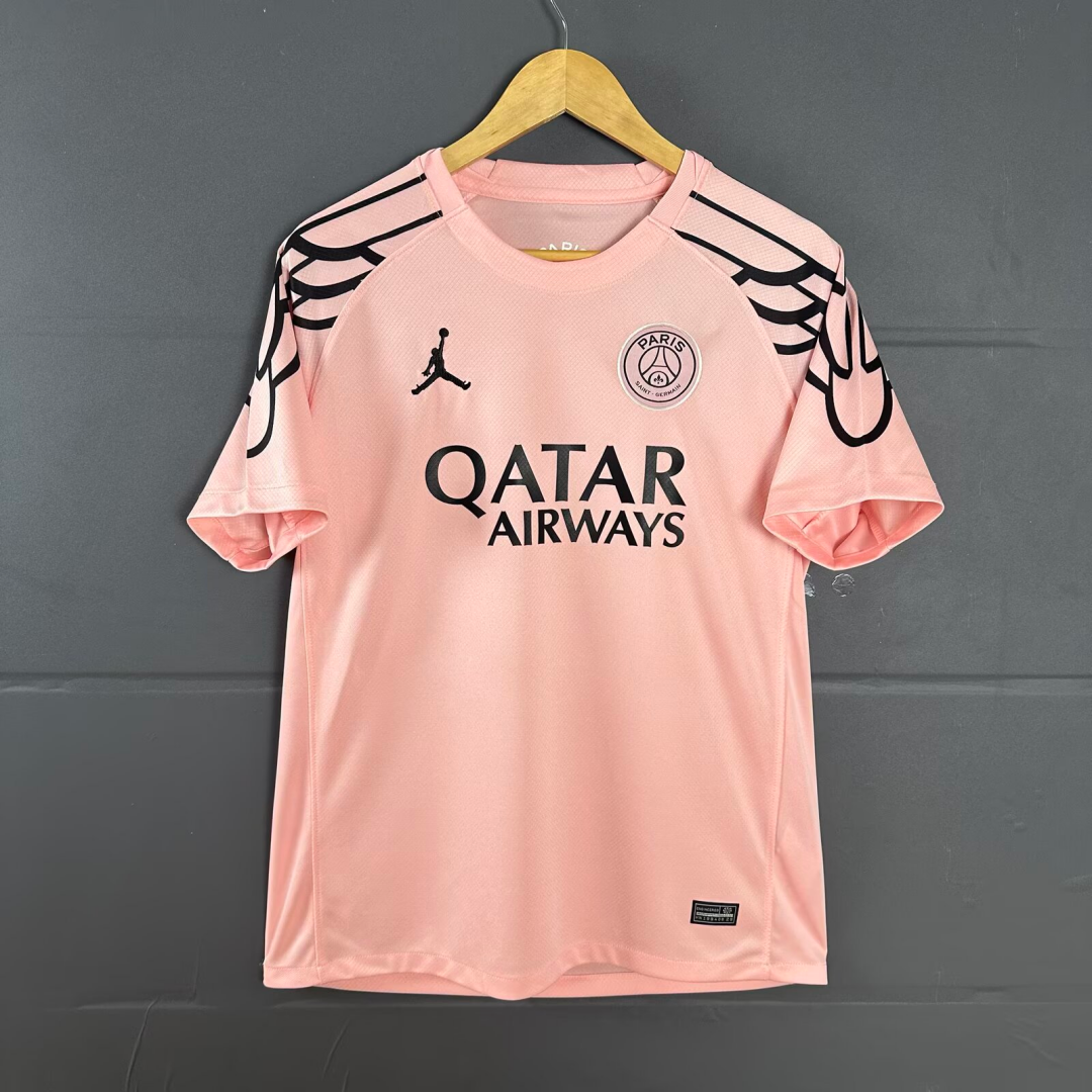 Maillot d'entraînement PSG 25/26 Le 12-ème Maillot, maillot rose pour le sport ou le football, visible devant avec logo PSG.