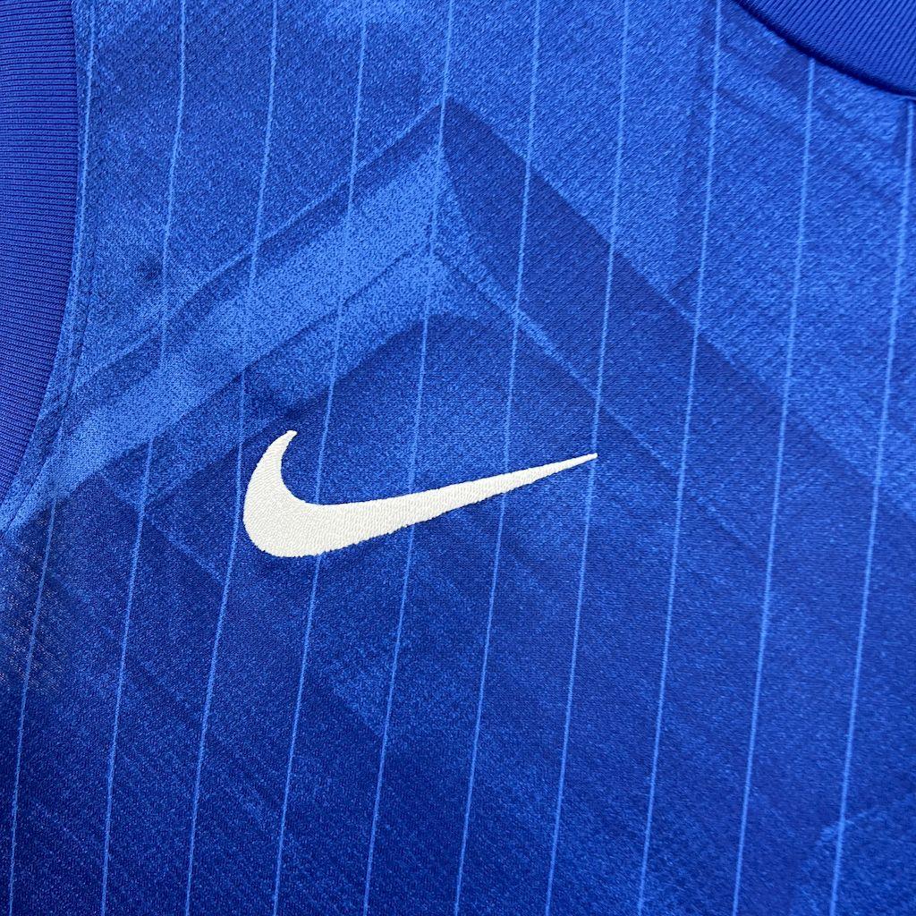 Maillot Chelsea sans manches 2025-26 de la marque Le 12-ème Maillot, vue de face avec logo et détails du design.