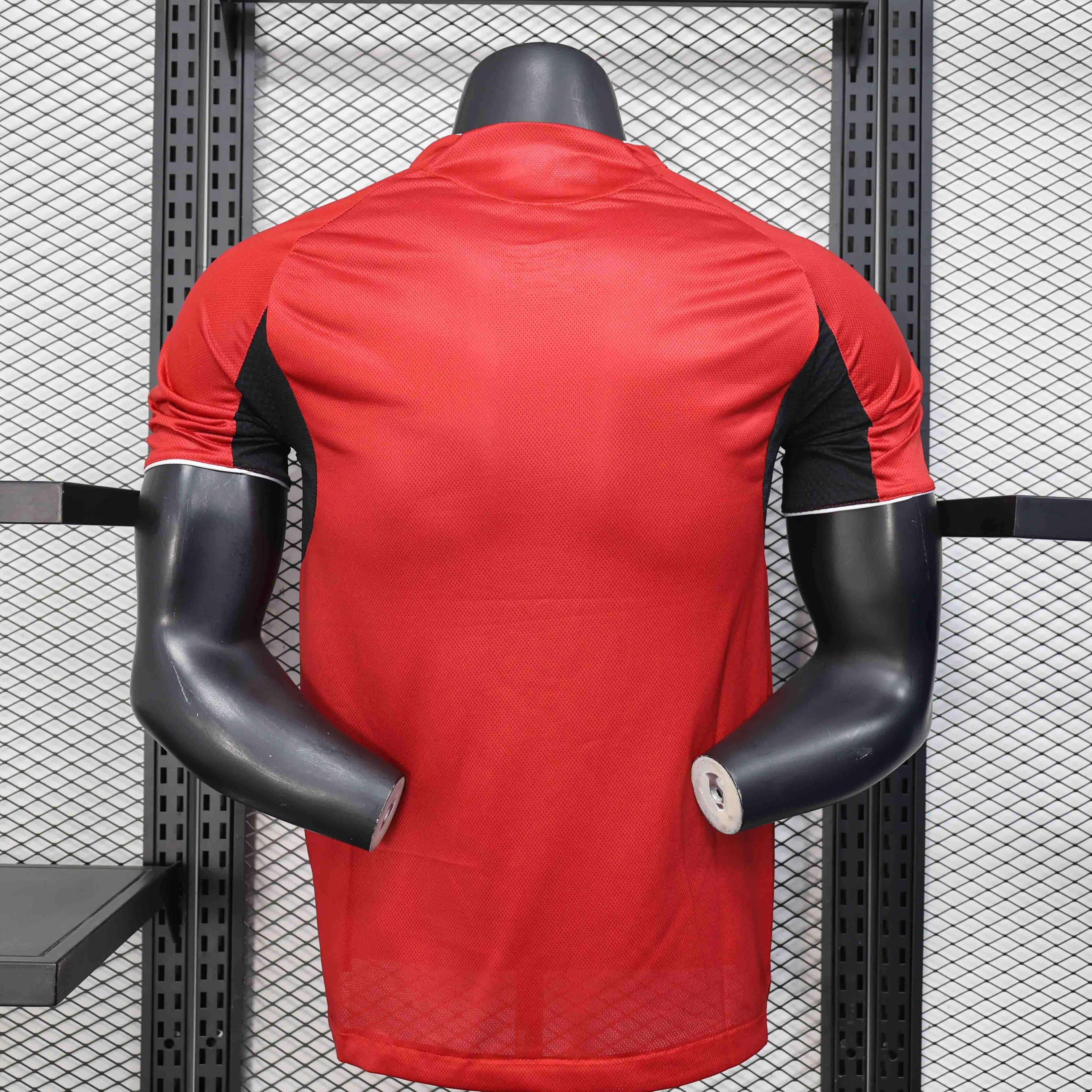 Maillot Manchester United 2025-26 de la marque Le 12 -ème Maillot, vue de face avec logo et détails du design.