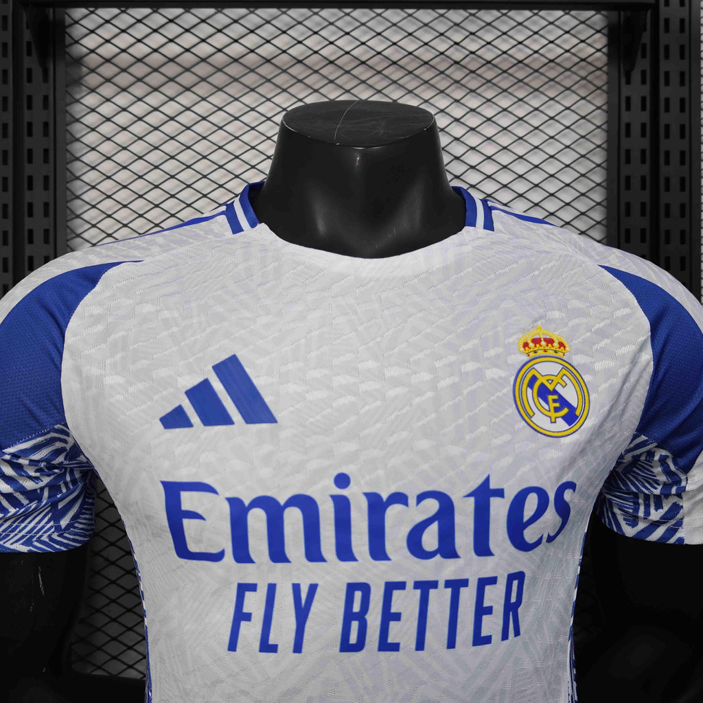 Maillot de football Real Madrid concept 2025-26, maillot officiel Le 12 -ème Maillot avec logo et design moderne.