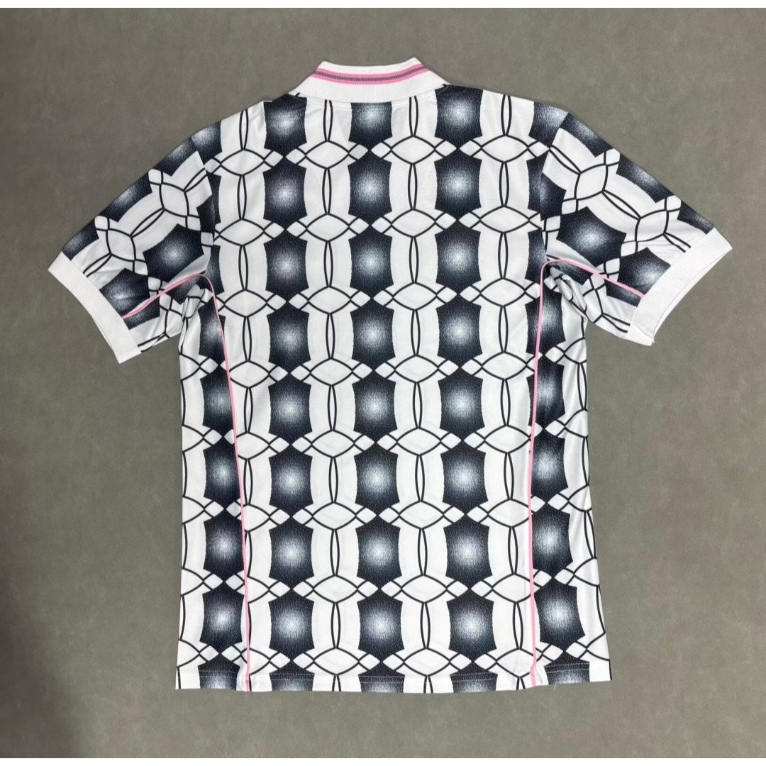Maillot Juventus 25/26 Le 12 -ème Maillot, maillot de football bleu avec logo Juventus et détails en blanc.