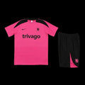 Ensemble Chelsea de Le 12 -ème Maillot, vêtements de sport, design élégant avec logo, porté par un mannequin.