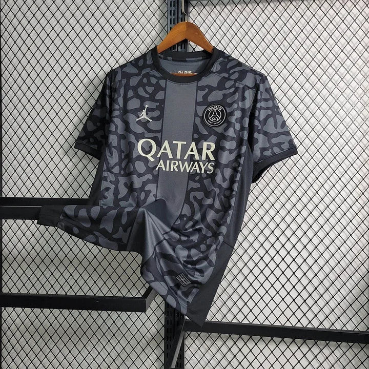Maillot Paris Saint-Germain saison 2023-2024, édition spéciale, marqué Le 12 -ème Maillot, vue de face avec logo et détails colorés