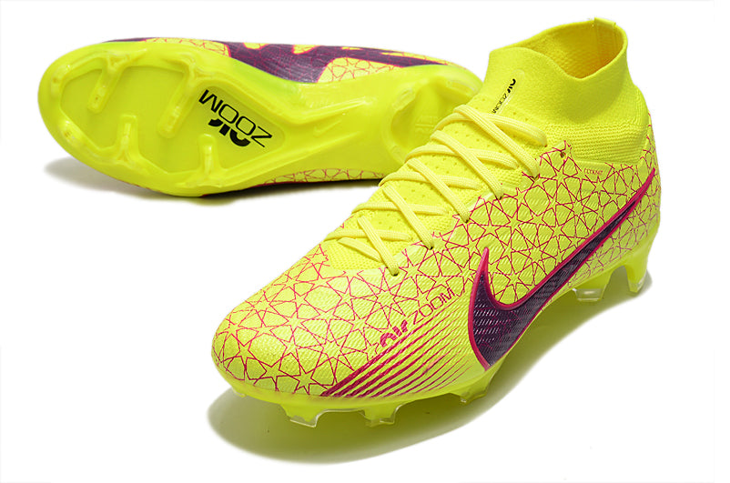Crampons Mercurial Superfly IX Elite pour football, semelles avec pointes métalliques et design moderne.