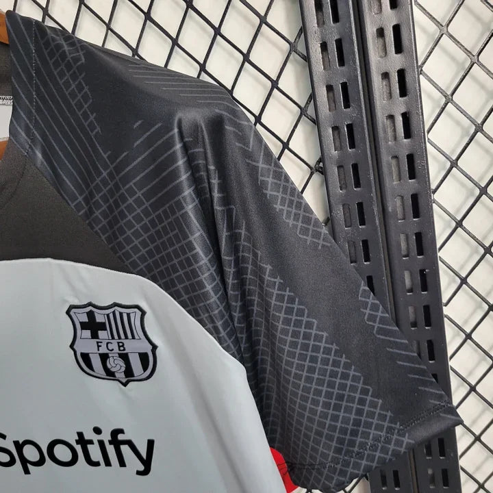 Maillot d'entraînement FC Barcelone 2023-2024 Le 12, devant avec logo et détails colorés, tissu technique pour supporter.