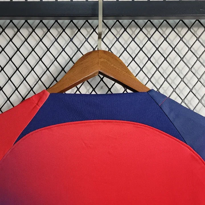 Maillot d'entraînement Paris 2023-2024, marque Le 12 -ème Maillot, en tissu léger avec logo et détails sportifs visibles.