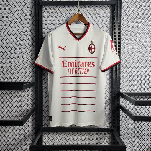 Maillot extérieur AC Milan 2022/23 Le 12-ème Maillot, blanc avec logo et détails rouges et noirs, vue de face.