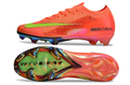 Crampons Mercurial Vapor 16 Elite XXV de Le 12 -ème Maillot, vue rapprochée montrant les crampons en caoutchouc et la semelle.