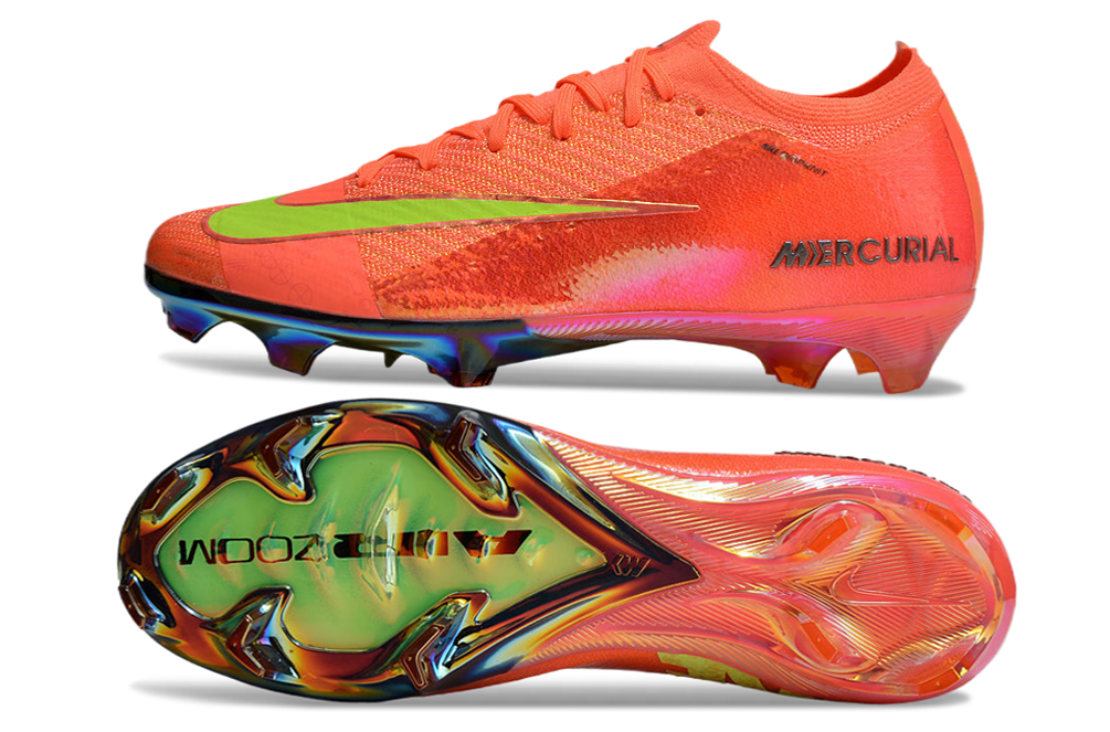 Crampons Mercurial Vapor 16 Elite XXV de Le 12 -ème Maillot, vue rapprochée montrant les crampons en caoutchouc et la semelle.