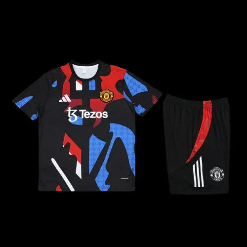 Ensemble Manchester United de Le 12 -ème Maillot, maillot de football rouge avec logo et détails en blanc, vue frontale.