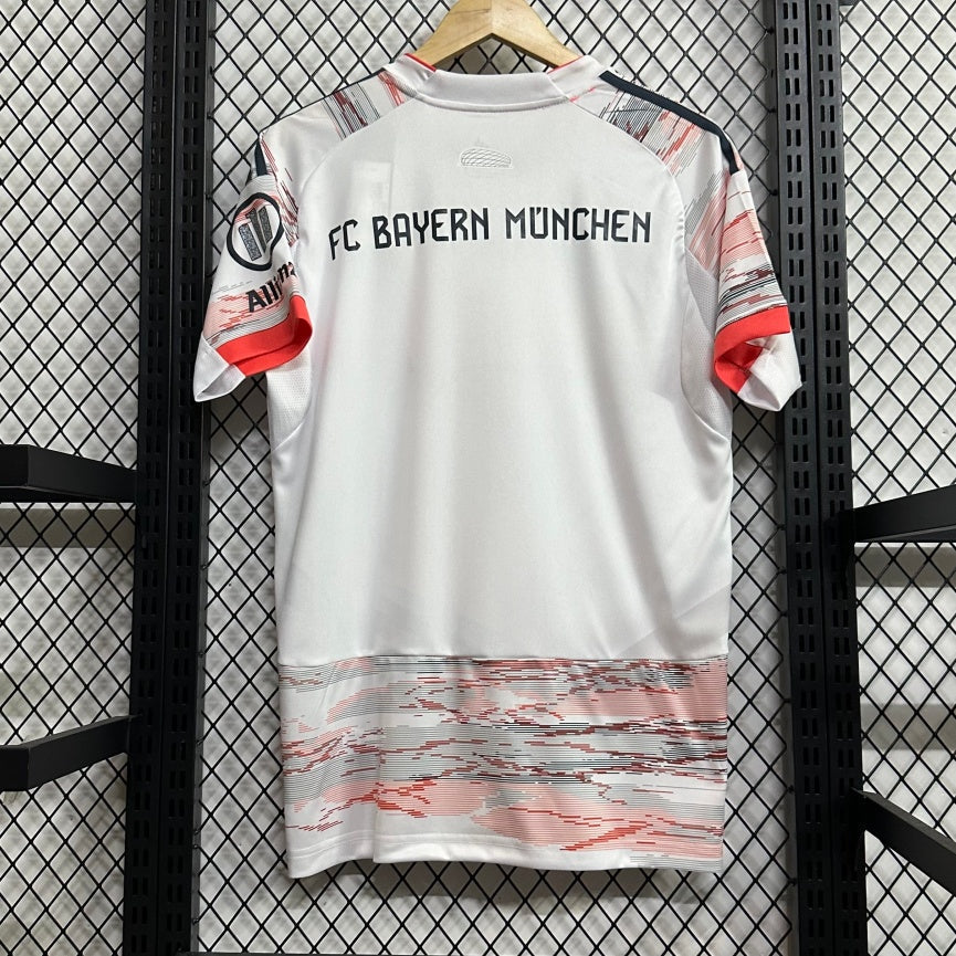 Maillot extérieur Bayern Munich 25/26 de la marque Le 12 -ème Maillot, vue de face avec logo et design officiel