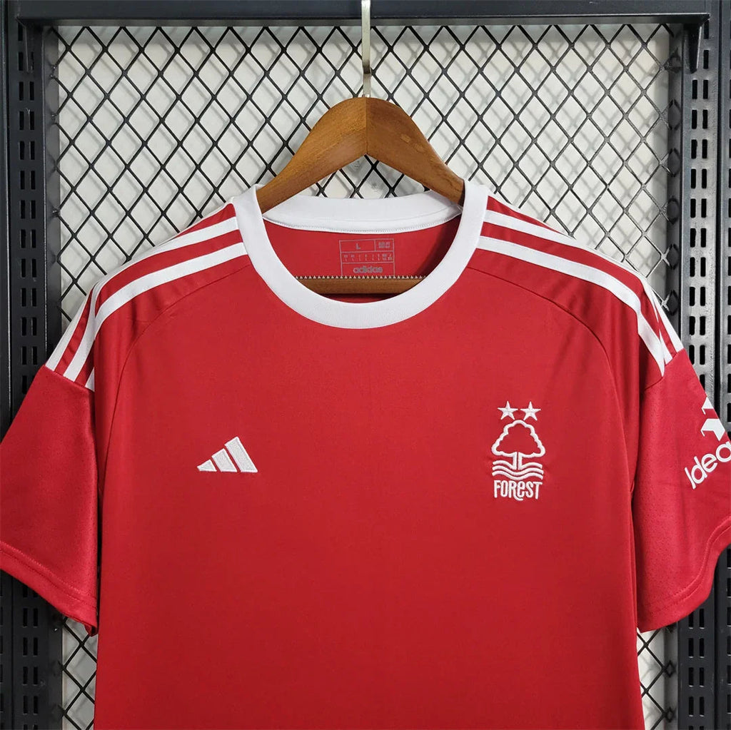 Maillot Nottingham Forest 2023-24 de Le 12 -ème Maillot, maillot de football avec logo et détails du club anglais.