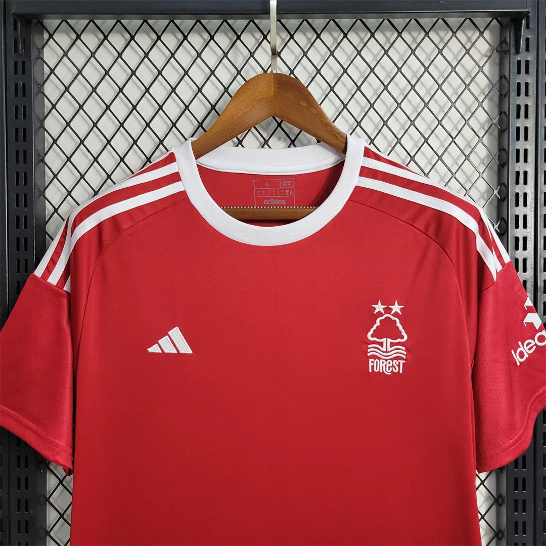 Maillot Nottingham Forest 2023-24 de Le 12 -ème Maillot, maillot de football avec logo et détails du club anglais.