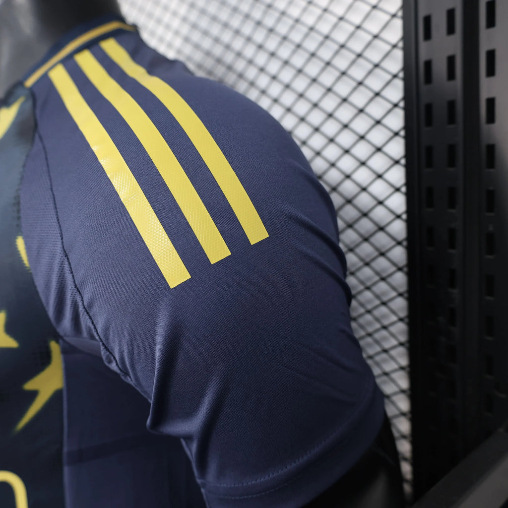 Maillot Boca Juniors 2025-2026 Le 12 -ème Maillot, maillot de football avec logo et couleurs traditionnelles de l'équipe.
