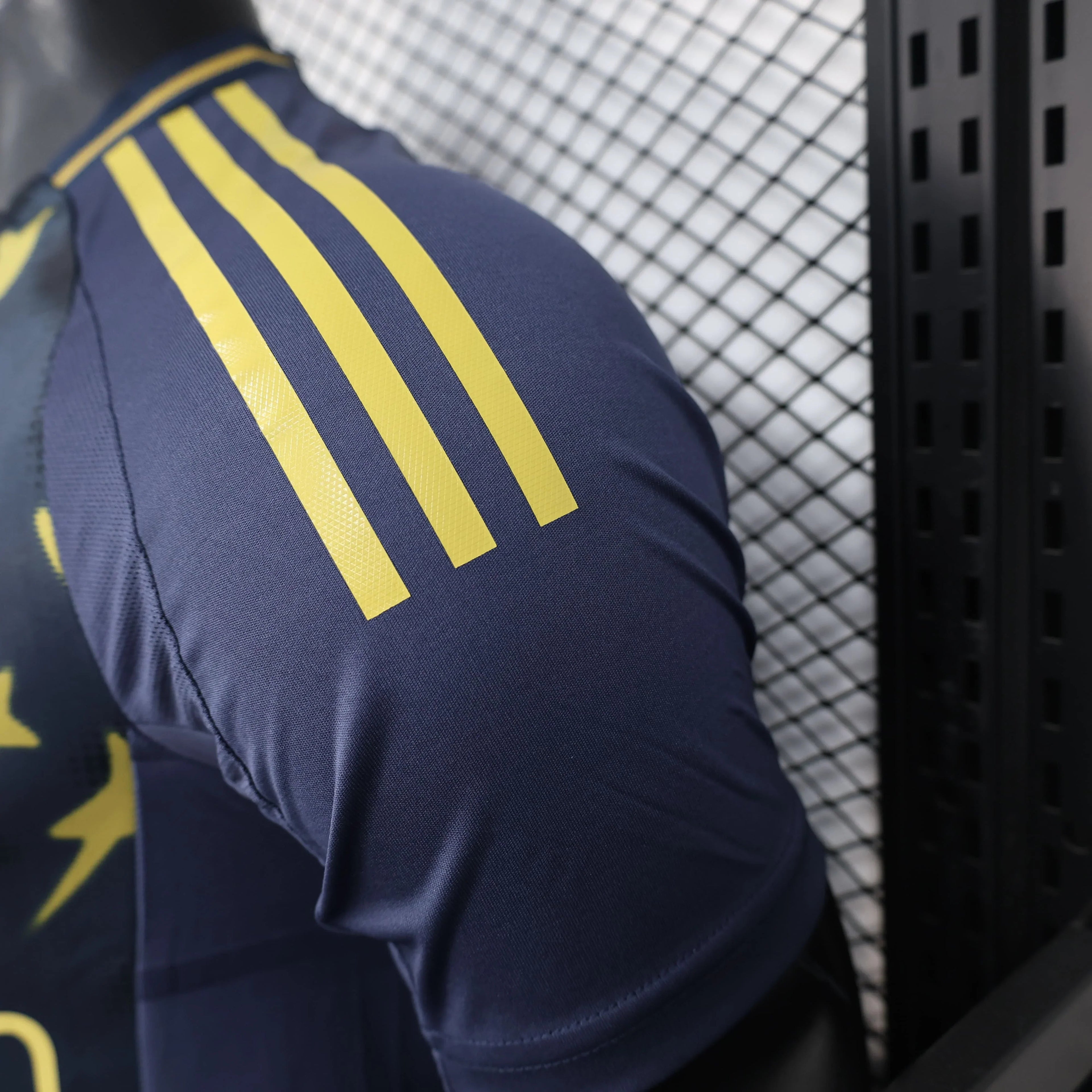 Maillot Boca Juniors 2025-2026 Le 12 -ème Maillot, maillot de football avec logo et couleurs traditionnelles de l'équipe.