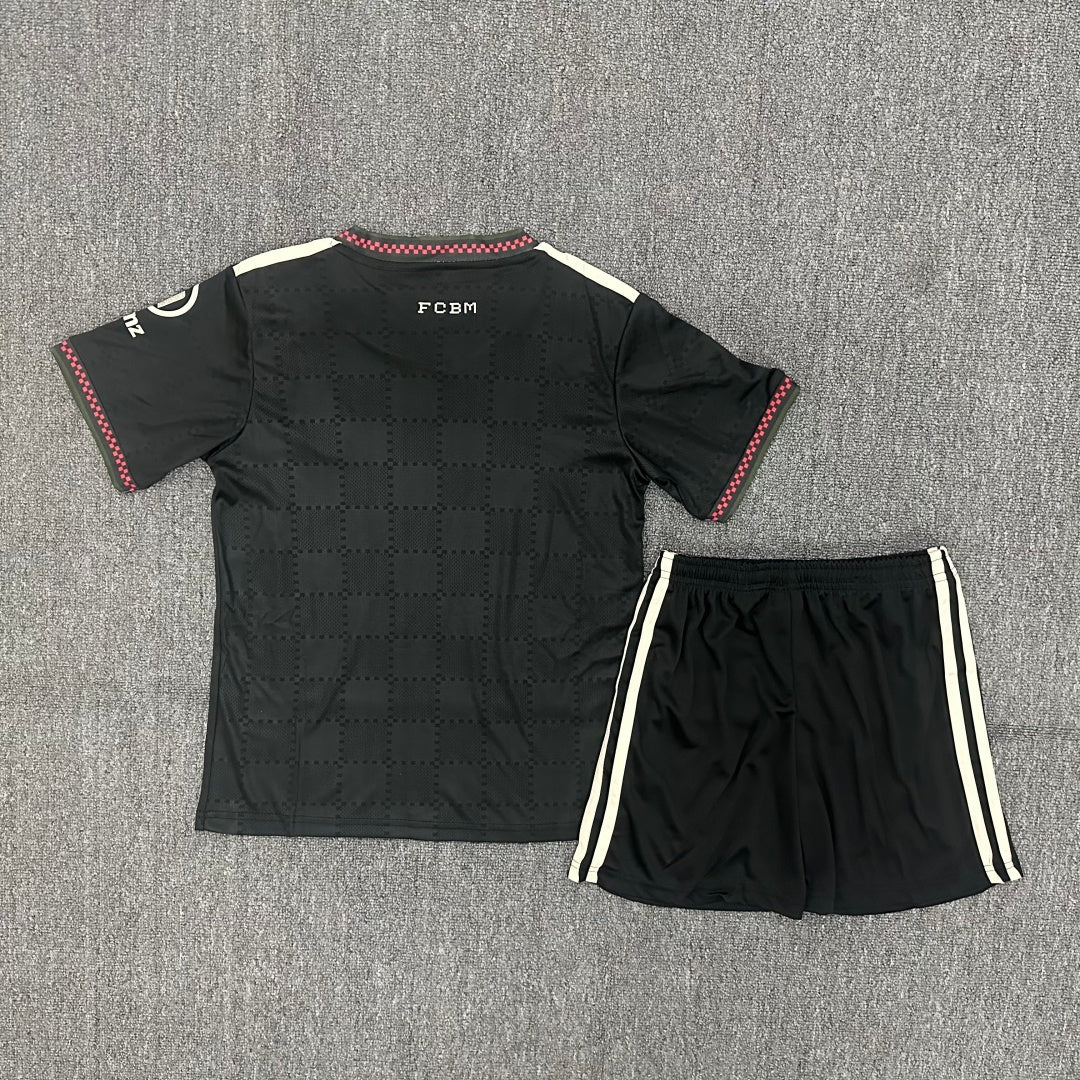 Ensemble enfant Bayern Munich extérieur, maillot Le 12-ème pour football, vue de face avec logo et détails colorés.