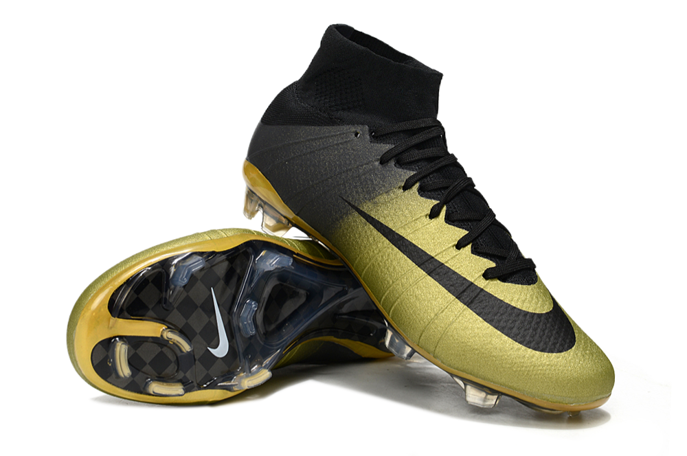Crampons Mercurial Superfly de Le 12 -ème Maillot, fixation robuste pour chaussures de football, vue en gros plan avec crampons métalliques