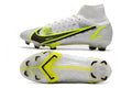 Crampons Superfly 8 Elite de Le 12 -ème Maillot, fixation robuste pour sports d'hiver, montrés sur une surface enneigée.