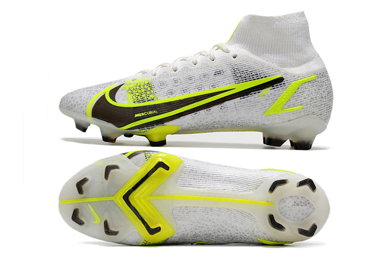 Crampons Superfly 8 Elite de Le 12 -ème Maillot, fixation robuste pour sports d'hiver, montrés sur une surface enneigée.