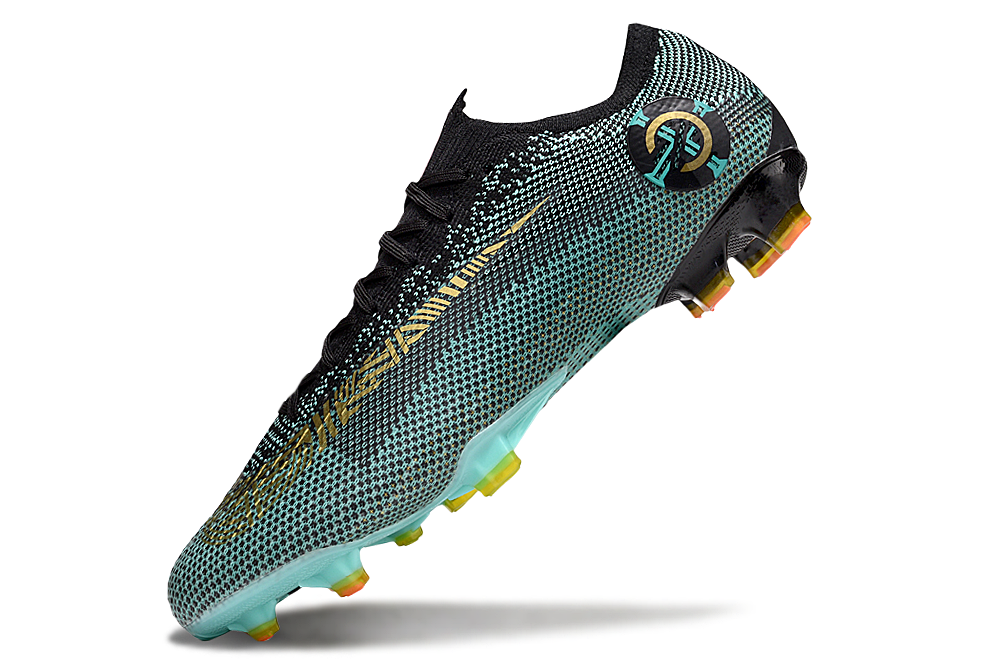 Crampons Mercurial Vapor XII Elite de Le 12 -ème Maillot, vue rapprochée montrant les pointes en acier et la semelle légère.