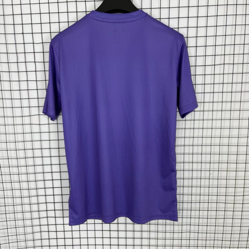 Maillot violet du Real Madrid en taille 25/26, fabriqué par Le 12 -ème Maillot, avec le logo du club visible.