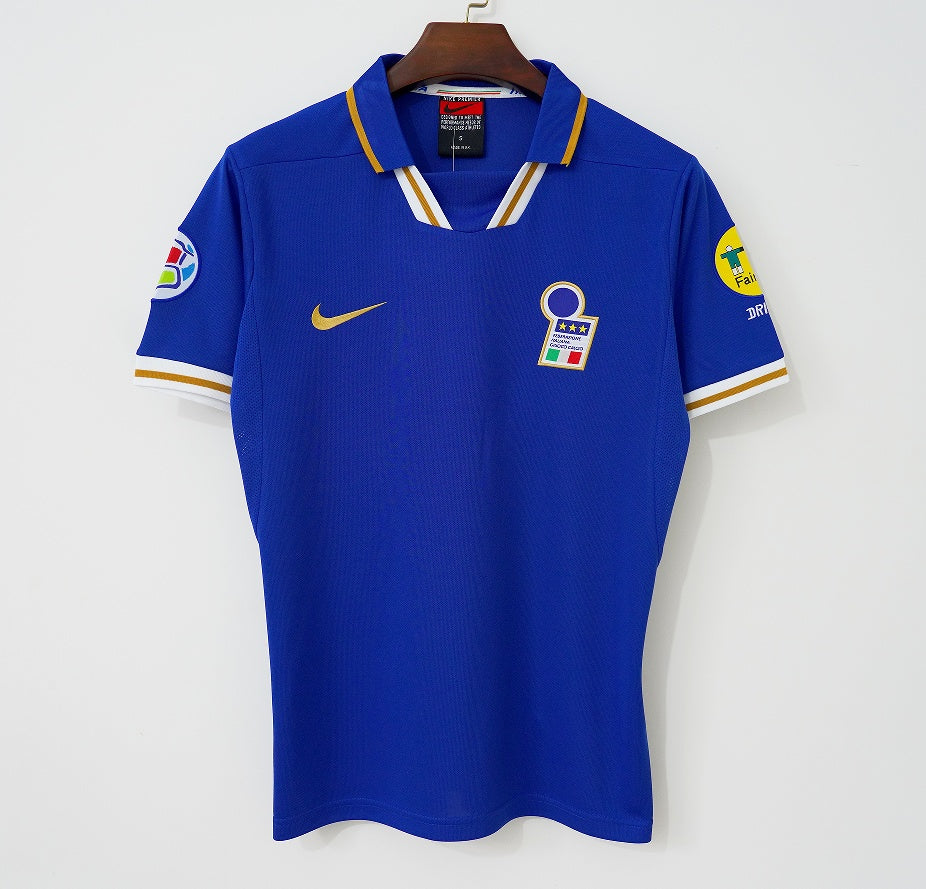 Maillot domicile de l'Italie 1996, rétro, en tissu bleu avec le logo de l'équipe nationale, par Le 12 -ème Maillot.