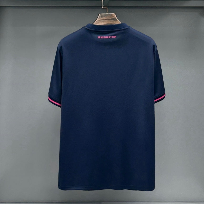 Maillot de football Everton 25/26 quatrième maillot de la marque Le 12 -ème Maillot, vue front avec logo et design officiel