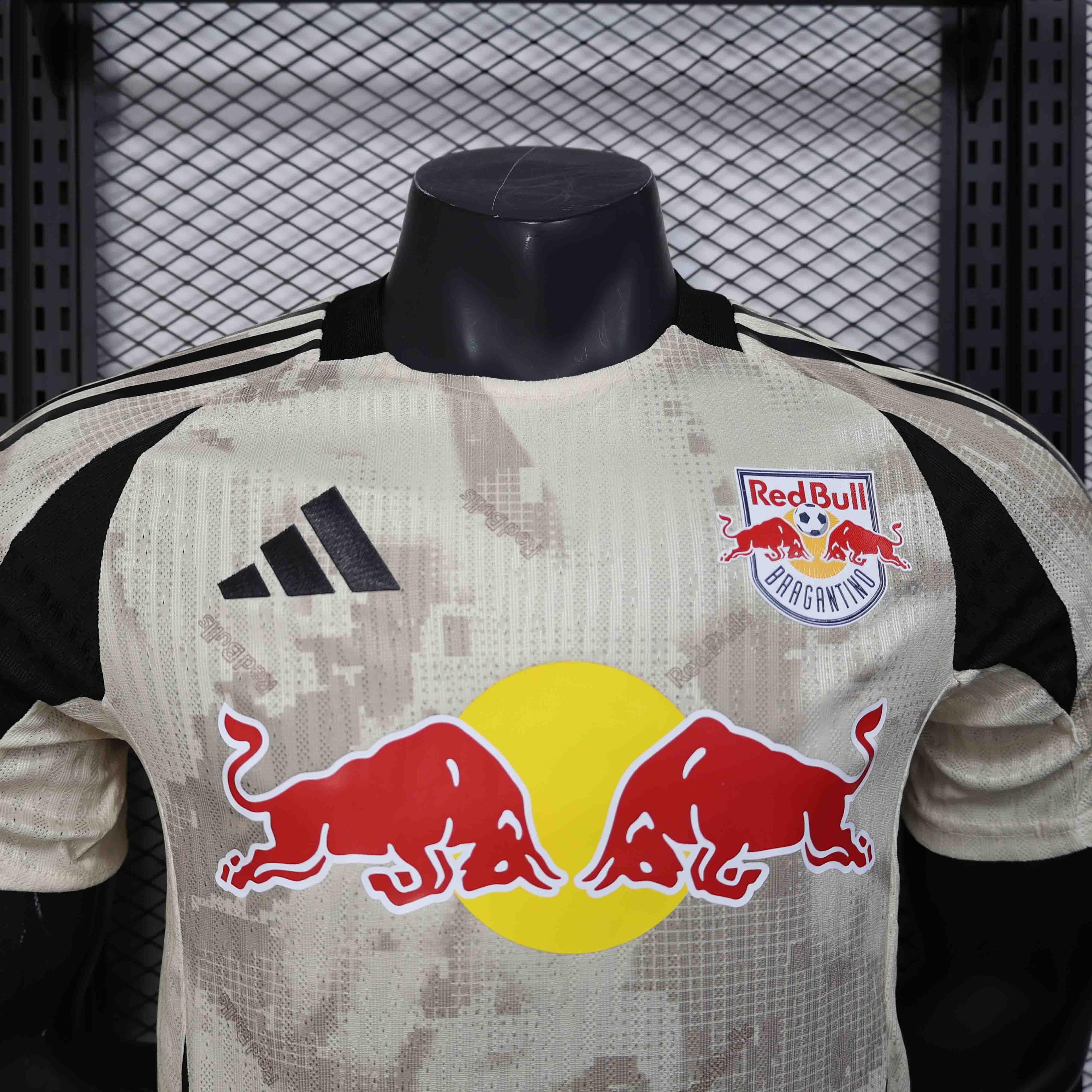 Maillot extérieur du club Leipzig 2025-26, modèle Le 12 -ème Maillot, vue de face avec logo et design sportif visible
