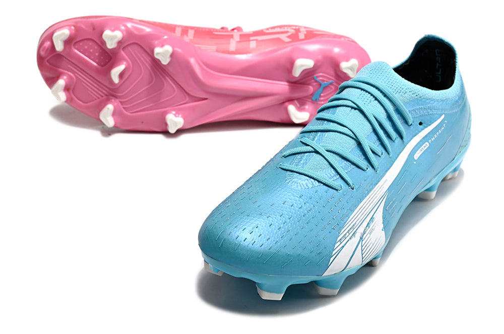 Crampons Ultra Ultimate FG de Le 12 -ème Maillot, montrant les pointes en acier et la fixation pour chaussures de football.