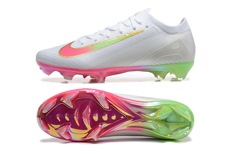 Crampons Mercurial Superfly IX Elite de Le 12 -ème Maillot, vue en gros plan sur la semelle à pointes en métal.