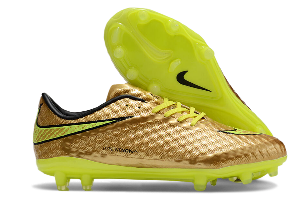 Crampons Hypervenom Phantom de la marque Le 12 -ème Maillot, fixation en métal pour chaussures de football.