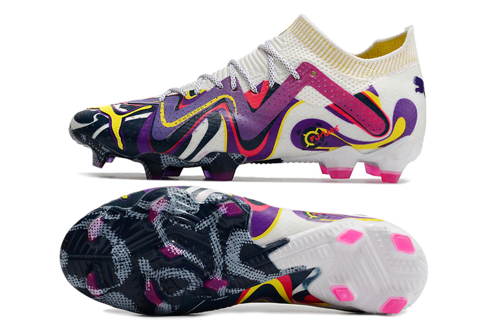 Crampons Future Ultimate FG de Le 12 -ème Maillot, conçus pour le football, visibles en action sur le terrain.