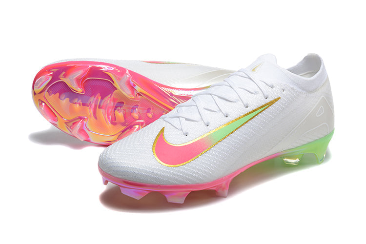 Crampons Mercurial Superfly IX Elite pour football, détail des pointes et semelle en gros plan.