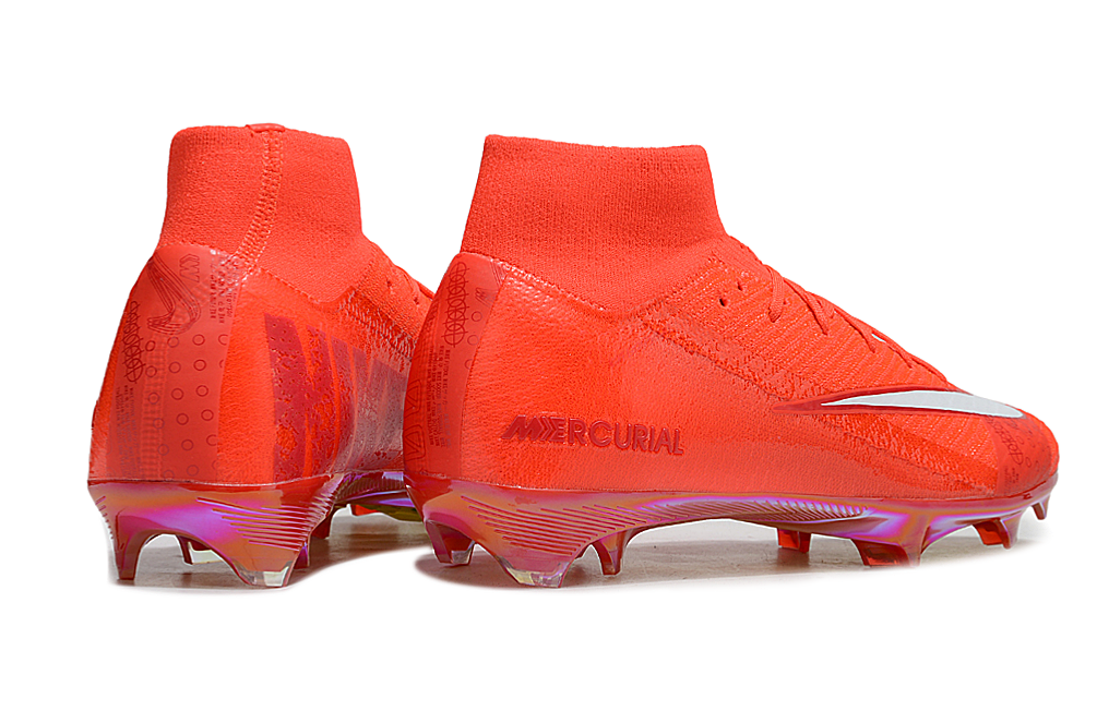 Crampons Mercurial Superfly 16 Elite XXV de Le 12 -ème Maillot, vue en gros plan, avec crampons en acier et design sportif.