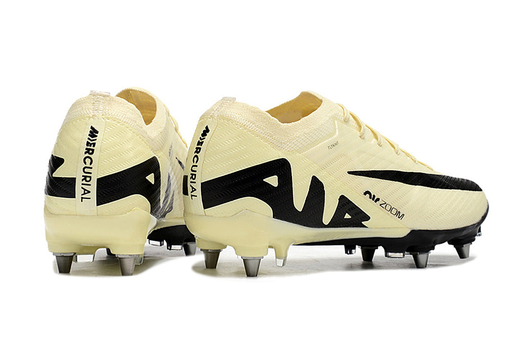 Crampons Mercurial Vapor de Le 12 -ème Maillot, vue détaillée avec pointes métalliques pour football.