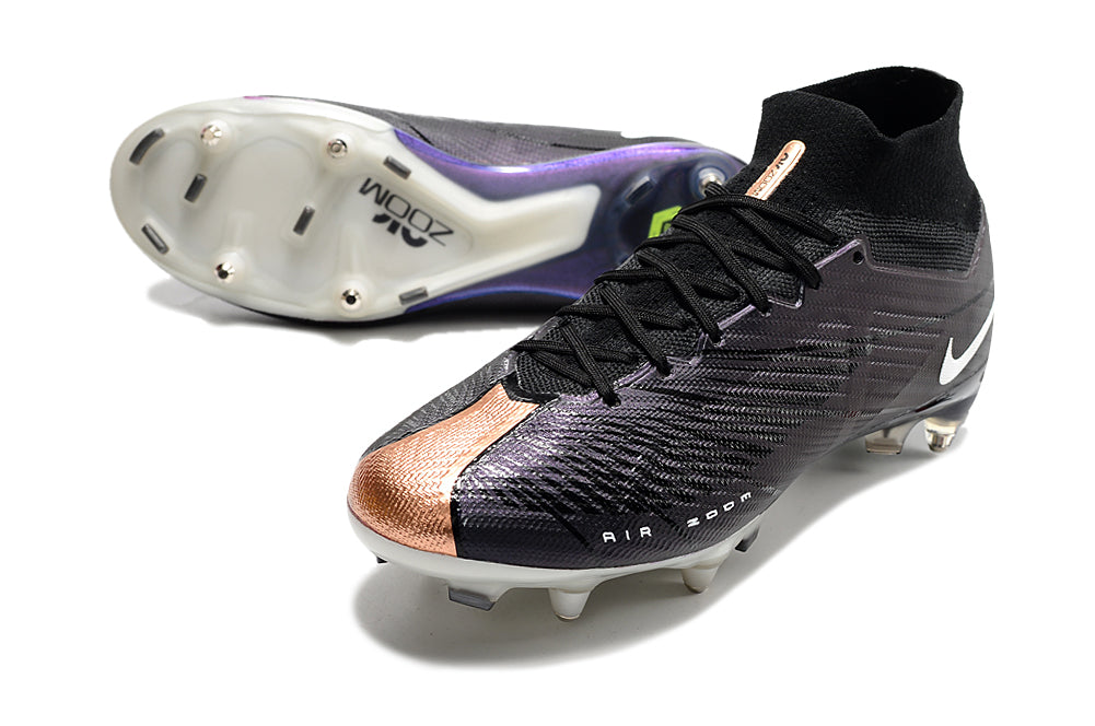 Crampons Mercurial Superfly IX Elite de Le 12 -ème Maillot, vue détaillée des pointes en métal et du design du chaussant.