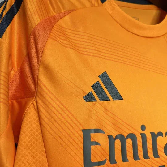 Maillot extérieur du Real Madrid 2024/25, modèle de la marque Le 12, avec détails du design sur le tissu.