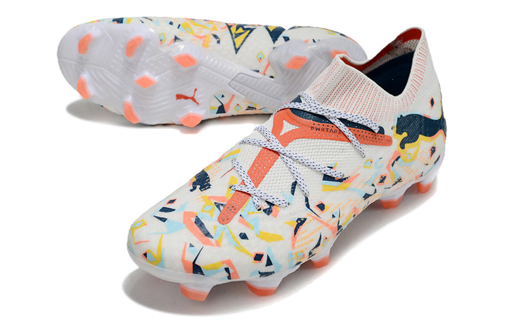 Crampons FUTURE 7 ULTIMATE de Le 12 -ème Maillot, fixation robuste pour chaussures de sport ou outdoor, en action.