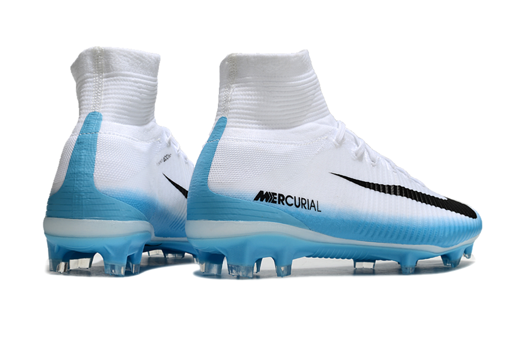 Crampons Superfly 5 Elite de Le 12 -ème Maillot, fixation robuste pour chaussures de sport d'hiver, visibles sur l'image.